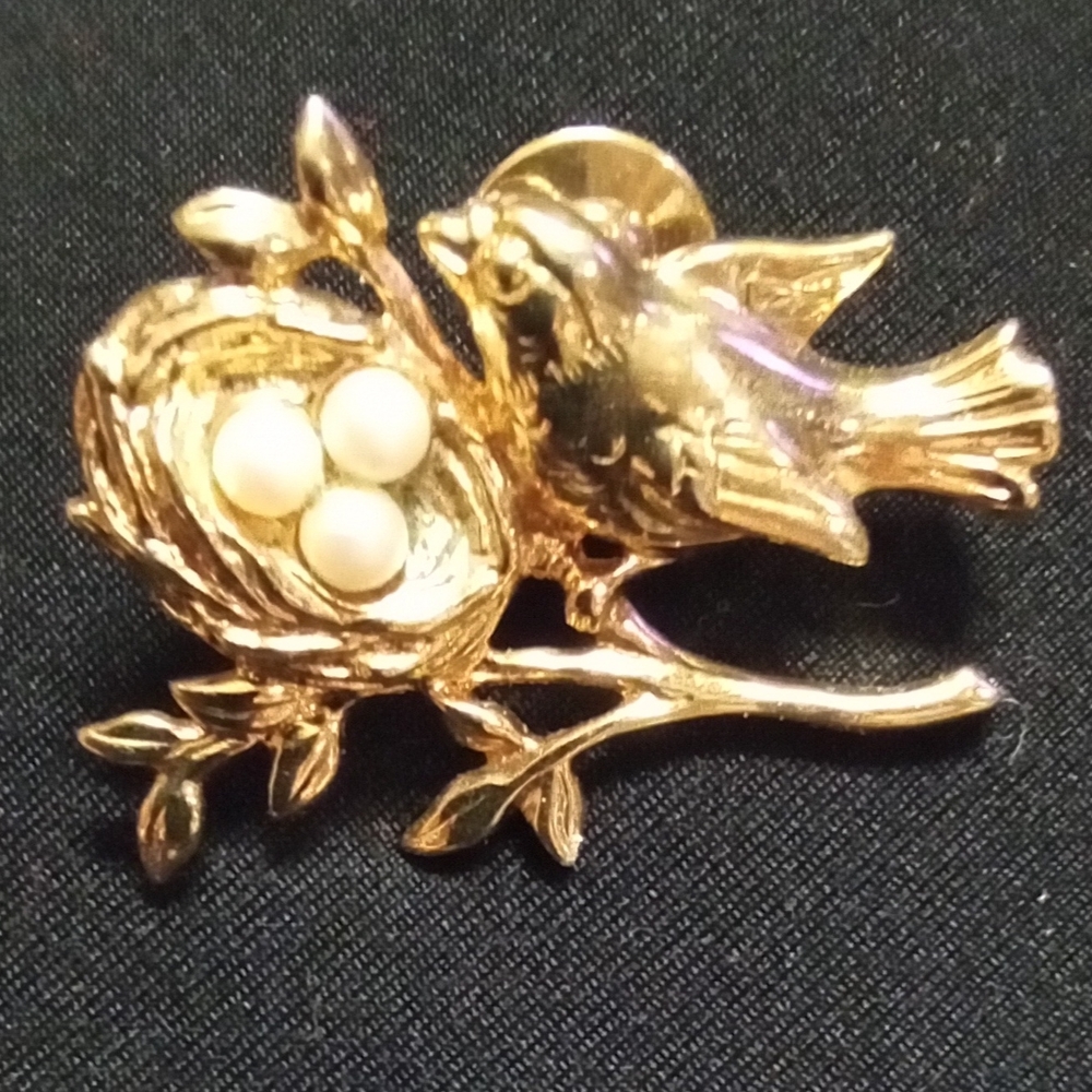 Elegant Gold Bird and Nest Brooch